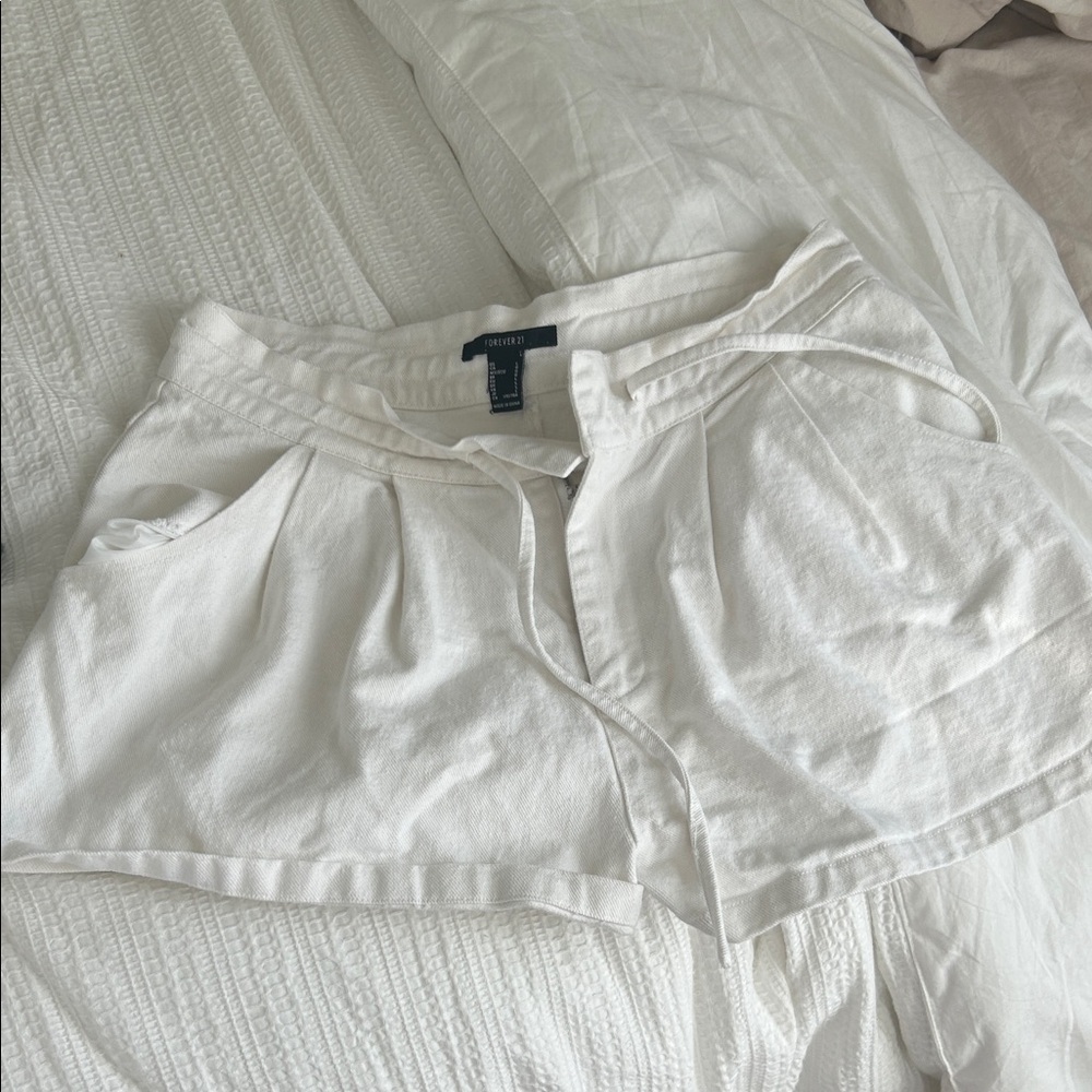 Forever 21 White High-Waisted Cargo Shorts with Pockets - Size Large